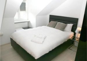 苏黎世VISIONAPARTMENTS Cramerstrasse 8-12 - contactless check-in的卧室配有一张带白色床单和枕头的大床。