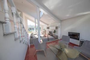 福斯Apartagal- Casa Playa, Foz的带沙发和椅子的客厅以及壁炉