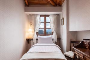 阿拉霍瓦Arachova Wooden Chalet的一间卧室设有一张床和一个窗口