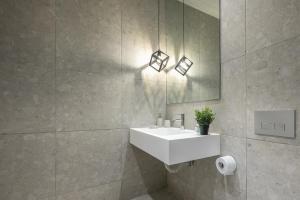 雅典The Asprogeraka - self check-in rooms的浴室设有白色水槽和镜子