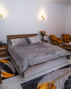 Zefta济夫塔礁酒店的一间卧室配有一张大床和两把椅子