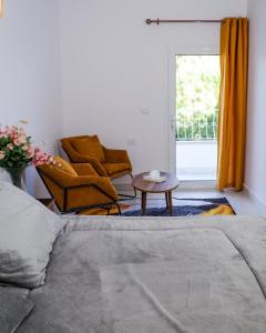 Zefta济夫塔礁酒店的带沙发、椅子和窗户的客厅