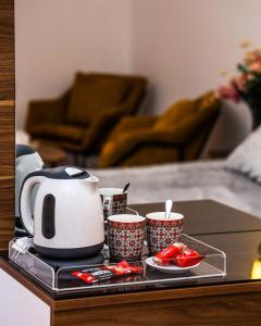 Zefta济夫塔礁酒店的茶壶和茶杯托盘