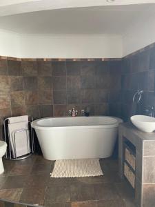 博福特西Karoo Heart的浴室配有白色浴缸和水槽