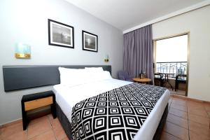 埃拉特埃拉特舒适酒店的酒店客房设有一张床和一个阳台。