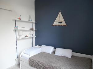 卡布勒通Appartement Capbreton, 4 pièces, 8 personnes - FR-1-239-484的一间卧室配有一张蓝色墙壁的床