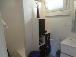 卡布勒通Appartement Capbreton, 4 pièces, 8 personnes - FR-1-239-484的一间设有黑色橱柜和淋浴的浴室