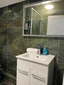 利兹Luis apartments in Leeds的浴室设有白色水槽和镜子