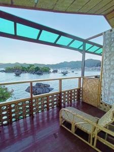 爱妮岛El Gordo's Seaside Adventure Lodge的享有水景的阳台