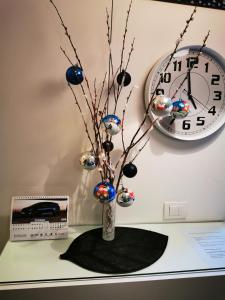 贝尔格莱德乔凡纳科伦斯卡公寓的花瓶,花瓶上摆着带时钟的圣诞饰物