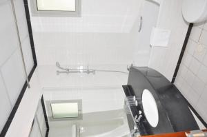 迪拜阿卡斯酒店公寓的白色的浴室设有水槽和卫生间。
