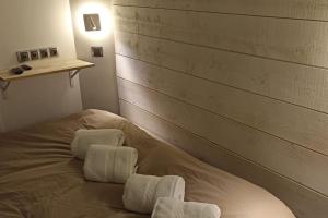 叙雷纳Suresnes : 2 pièces cosy的卧室配有2条白色毛巾。