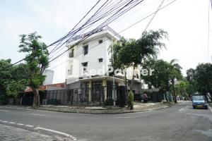 雅加达Toba Mansion Syariah near Benhil RedPartner的街道边的白色建筑