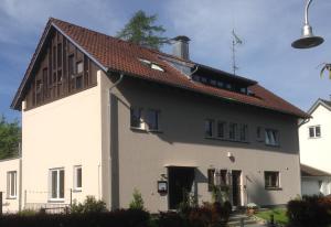 康斯坦茨Gunkel Ferienwohnungen am See - Konstanz - Musikerviertel的白色房子,有红色屋顶