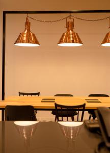 利沃夫ibis Lviv Center的一间会议室,配有桌椅和灯