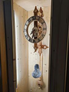 佩利扎诺科瓦酒店的木墙边的钟