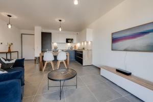 安锡Le Paradis - Beautiful T2 ideally located with garage的客厅配有沙发和桌子