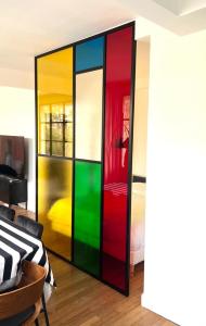布洛涅-比扬古Numéro 5的一张五彩缤纷的玻璃柜,放在一个配有床的房间
