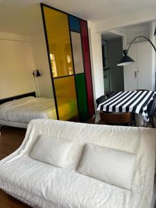 布洛涅-比扬古Numéro 5的客厅配有两张床和白色沙发