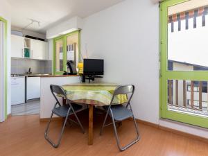 塞尼奥斯Appartement Seignosse, 2 pièces, 4 personnes - FR-1-239-469的一个带桌子和两把椅子的小厨房