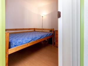 塞尼奥斯Appartement Seignosse, 2 pièces, 4 personnes - FR-1-239-469的一间小卧室,配有一张蓝色床单