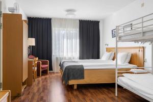 孙讷Hotell Frykenstrand; Sure Hotel Collection by Best Western的一间卧室配有两张床和一张双层床。
