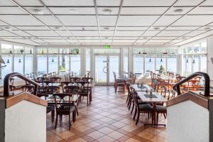 孙讷Hotell Frykenstrand; Sure Hotel Collection by Best Western的餐厅设有桌椅和窗户。