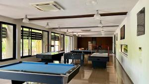 Chor WarodraLife At REPOSE- Lake Villas Resort & Club的带3个水槽的客房内的台球桌