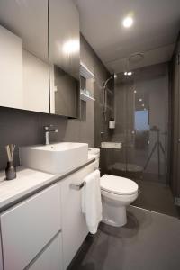 布里斯班Spring Hill - beautiful apartment的浴室配有卫生间、盥洗盆和淋浴。