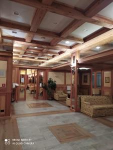 布勒伊-切尔维尼亚Hotel Breuil的大型客厅设有木制天花板和沙发。