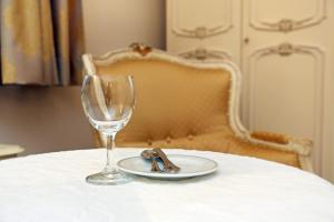 巴特维塞雷克斯酒店的盘子,盘子上放着一把剪刀和一杯葡萄酒