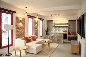 胡志明市Leiden Homestay&Cafe'的客厅配有白色沙发和壁炉