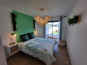 波尔蒂乔Domaine de Pacciolello - Porticcio的一间卧室设有一张床和绿色的墙壁