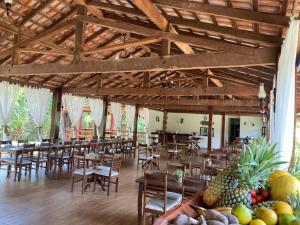 新艾朗Amazônia ParkSuítes的用餐室配有桌椅和水果