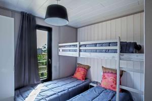 莫里亚尼海滩Casa e Natura的客房设有两张双层床和一扇窗户。