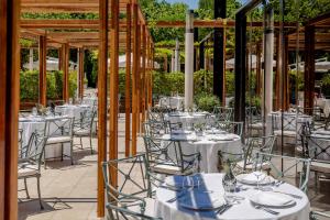 斯普利特斯普利特公园酒店的婚礼招待会的设置,包括白色的桌子和椅子