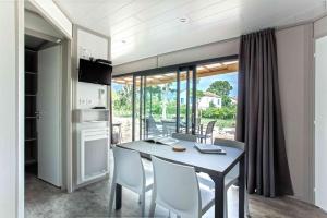 莫里亚尼海滩Casa e Natura的厨房以及带桌椅的用餐室。