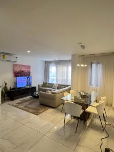 阿克拉Hilton Premium Suite, Labone的客厅配有沙发和桌子