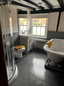 NewendenThe White Hart的带淋浴、盥洗盆和卫生间的浴室