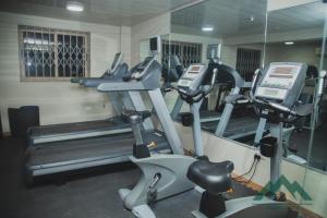 阿克拉Ange Hill Hotel的健身房设有跑步机和椭圆机