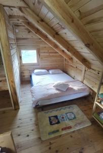 Kuće sa bazenom Višegrad Drina的小木屋内的卧室,阁楼配有一张床
