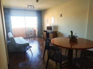 亚松森Departamento con gran vista en el casco histórico的客厅配有桌椅和沙发