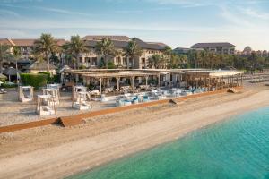 迪拜索菲特迪拜棕榈公寓酒店的海滩上的度假村的空中景致