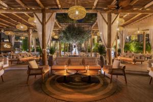 迪拜索菲特迪拜棕榈公寓酒店的一个带桌椅的度假村大堂