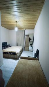 梅斯蒂亚Tetne Qor Guesthouse的一间卧室配有一张床和镜子