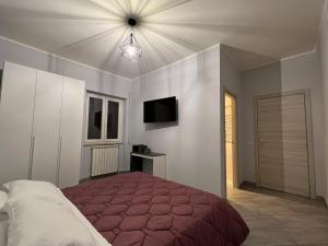 罗马VillaRussoRoma的一间卧室配有一张带红色毯子的床