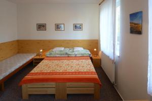 扬斯凯拉兹涅300号公寓酒店的一间卧室设有两张床和窗户。