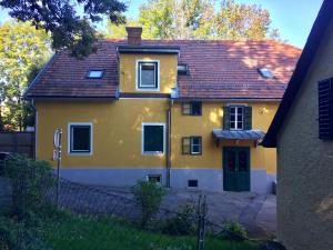 格拉茨Apartment Graz-Ulrichsbrunn, free parking的黄色的房屋,有红色的屋顶