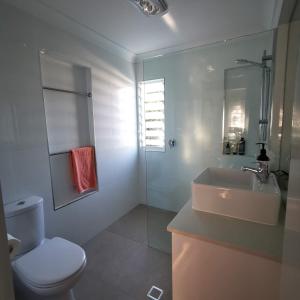 布里斯班OXLEY Private Heated Mineral Pool & Private Home的浴室配有白色卫生间和盥洗盆。