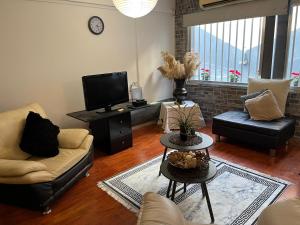 AglantziaLovely Cozy Apartment in the entrance of Nicosia的带沙发和电视的客厅